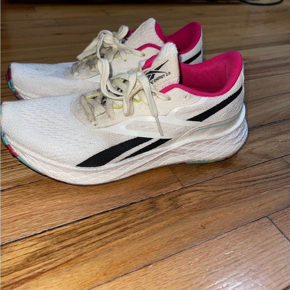 LIGHTLY used white Reebok floatride energy.
